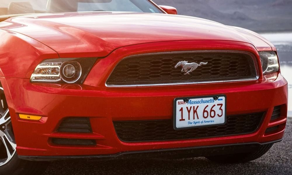 Ford Mustang with right license plate screw size