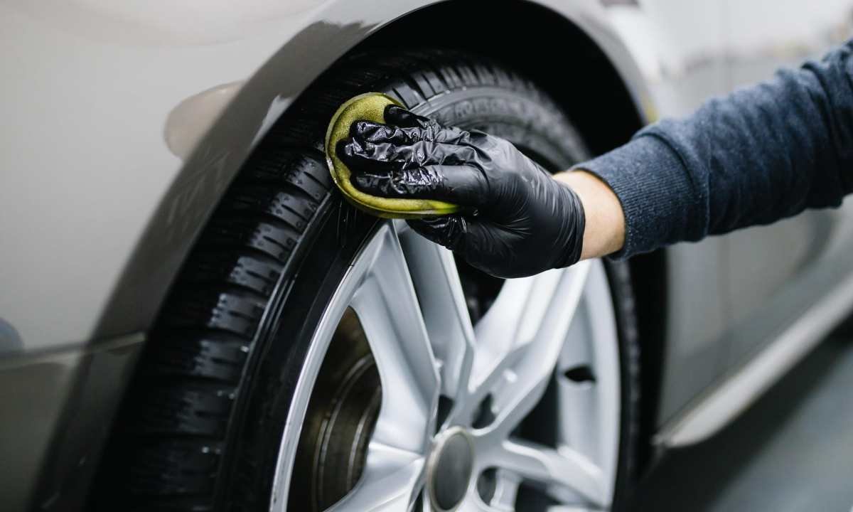 Best tire shine - Hand applying tire dressing with application pad