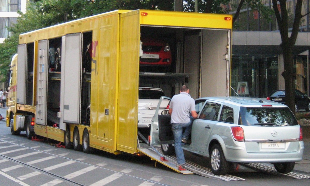 Enclosed auto transport